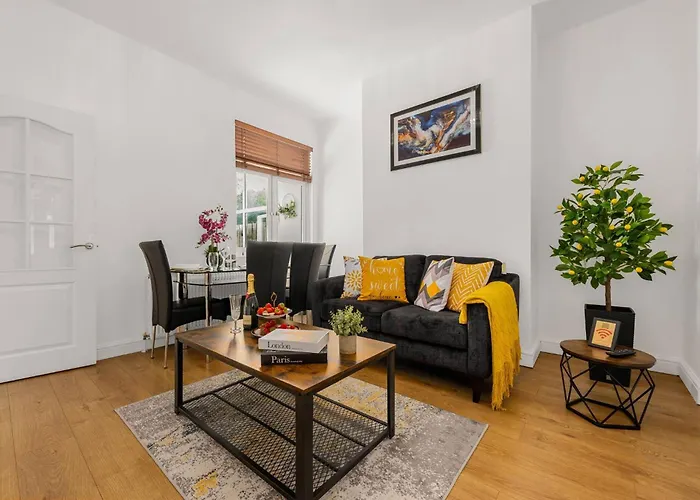 Bright And Cosy 3-bedroom Near - Free Parking - Sleeps 6