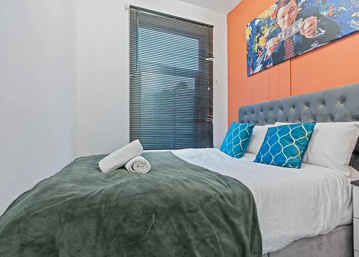 4 Bedroom House In Eccles, Trafford, - Sleeps 10 - 3 Double Beds - 4 Single Beds - Free Parking, Garden & Fast Fibre Wi-fi - Close To Trafford Centre, Mediacityuk, Salford Quays, And Both Old Trafford Stadiums Dom wakacyjny *