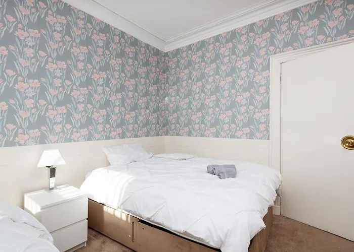 Beautiful 'mayfield' With Private Pool!