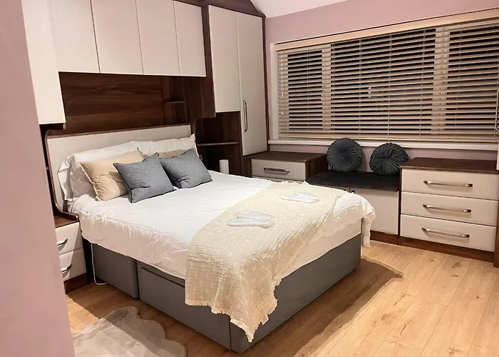 Sleeps 5 - Free Parking Wifi Near Airport & Holiday home *