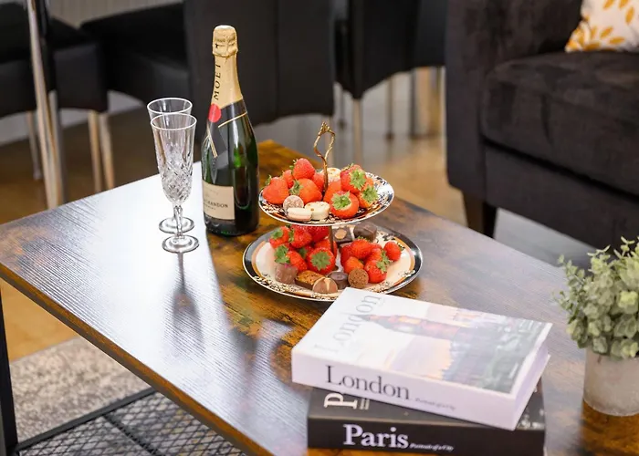 Bright And Cosy 3-bedroom Near - Free Parking - Sleeps 6 *