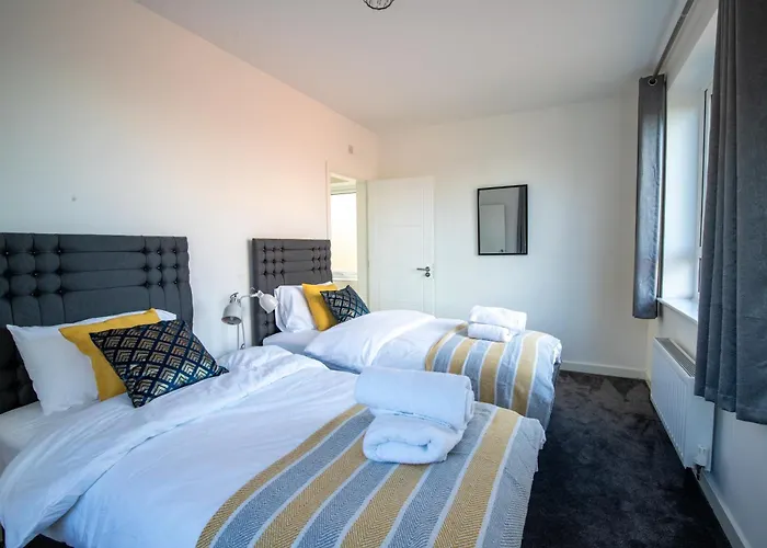 Luxury Deluxe - 4 Bedrooms - 6 Beds - 10 Guests - Private Parking - Contractors Welcome - Trafford Stretford *