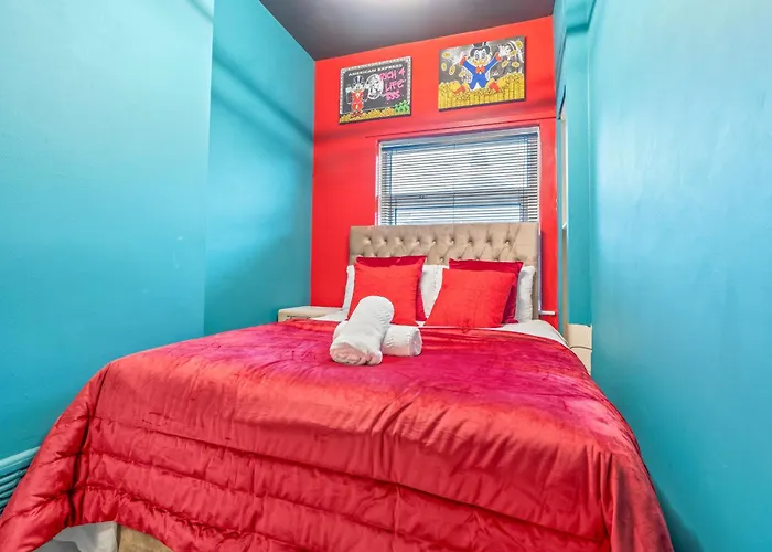 4 Bedroom House In Eccles, Trafford, - Sleeps 10 - 3 Double Beds - 4 Single Beds - Free Parking, Garden & Fast Fibre Wi-fi - Close To Trafford Centre, Mediacityuk, Salford Quays, And Both Old Trafford Stadiums * Manchester