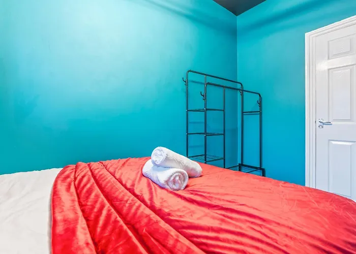 Dom wakacyjny 4 Bedroom House In Eccles, Trafford, - Sleeps 10 - 3 Double Beds - 4 Single Beds - Free Parking, Garden & Fast Fibre Wi-fi - Close To Trafford Centre, Mediacityuk, Salford Quays, And Both Old Trafford Stadiums Manchester