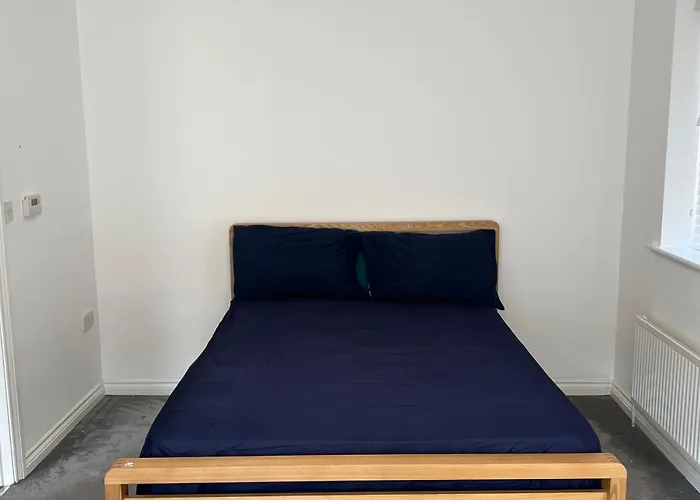 House - Sleeps 5 Private Parking & Pets Allowed *