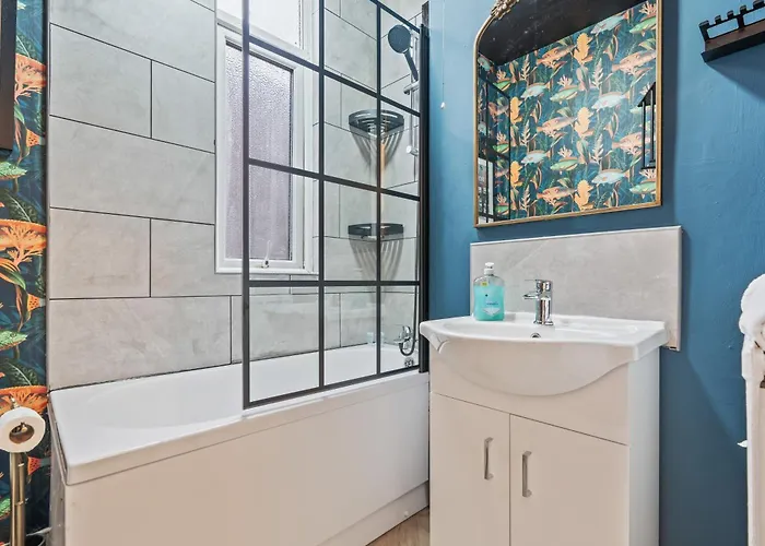 4 Bedroom House In Eccles, Trafford, - Sleeps 10 - 3 Double Beds - 4 Single Beds - Free Parking, Garden & Fast Fibre Wi-fi - Close To Trafford Centre, Mediacityuk, Salford Quays, And Both Old Trafford Stadiums Dom wakacyjny Manchester