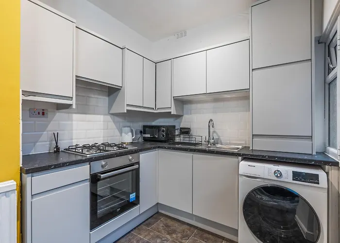 4 Bedroom House In Eccles, Trafford, - Sleeps 10 - 3 Double Beds - 4 Single Beds - Free Parking, Garden & Fast Fibre Wi-fi - Close To Trafford Centre, Mediacityuk, Salford Quays, And Both Old Trafford Stadiums *