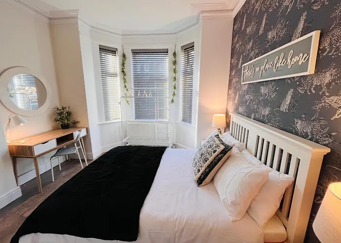 Stylish 5br 5ba In Salford Street Parking Дом отдыха