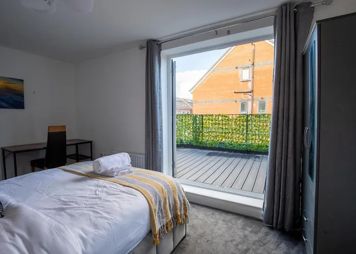 Luxury Deluxe - 4 Bedrooms - 6 Beds - 10 Guests - Private Parking - Contractors Welcome - Trafford Stretford Апартаменты