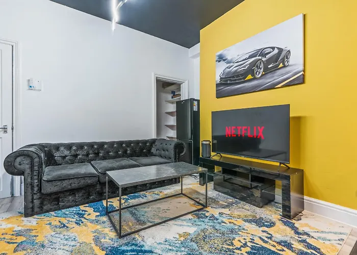 Dom wakacyjny 4 Bedroom House In Eccles, Trafford, - Sleeps 10 - 3 Double Beds - 4 Single Beds - Free Parking, Garden & Fast Fibre Wi-fi - Close To Trafford Centre, Mediacityuk, Salford Quays, And Both Old Trafford Stadiums *