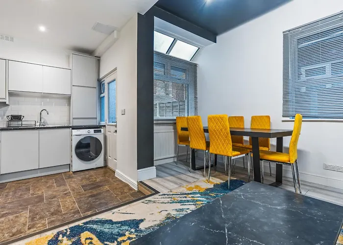 Dom wakacyjny 4 Bedroom House In Eccles, Trafford, - Sleeps 10 - 3 Double Beds - 4 Single Beds - Free Parking, Garden & Fast Fibre Wi-fi - Close To Trafford Centre, Mediacityuk, Salford Quays, And Both Old Trafford Stadiums *