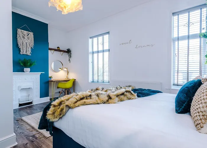 Spacious 4br With 3 Baths, Dom wakacyjny Manchester