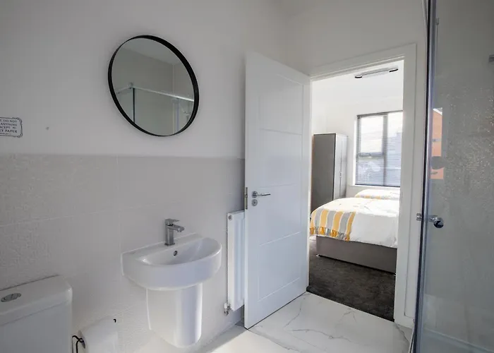 Luxury Deluxe - 4 Bedrooms - 6 Beds - 10 Guests - Private Parking - Contractors Welcome - Trafford Stretford * Манчестер