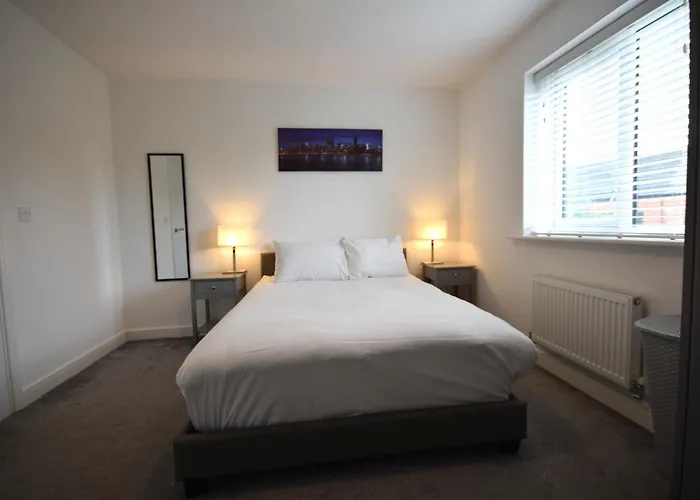 Modern 3br With Garden And Parking Mcr