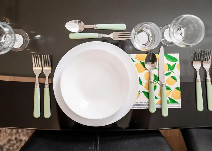 Bright And Cosy 3-bedroom Near - Free Parking - Sleeps 6 *