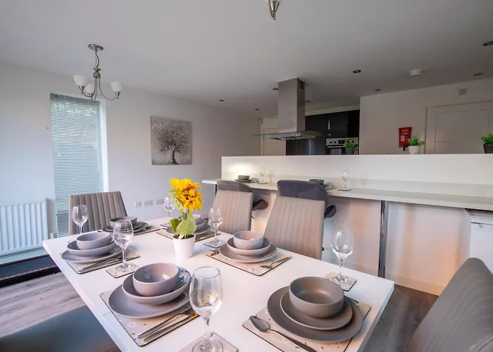 Luxury Deluxe - 4 Bedrooms - 6 Beds - 10 Guests - Private Parking - Contractors Welcome - Trafford Stretford *