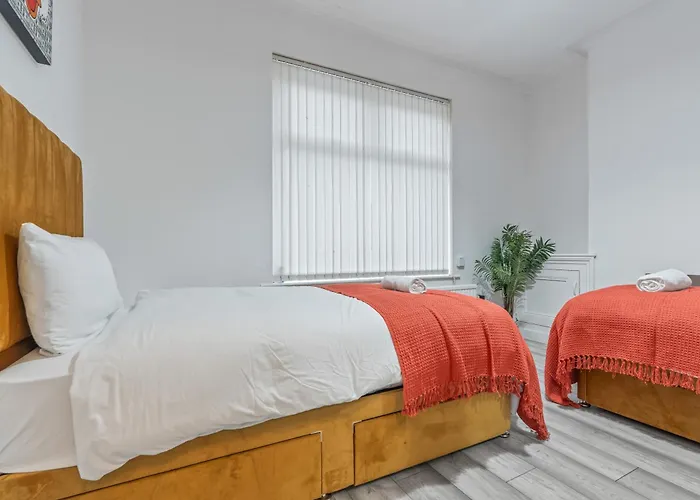 4 Bedroom House In Eccles, Trafford, - Sleeps 10 - 3 Double Beds - 4 Single Beds - Free Parking, Garden & Fast Fibre Wi-fi - Close To Trafford Centre, Mediacityuk, Salford Quays, And Both Old Trafford Stadiums