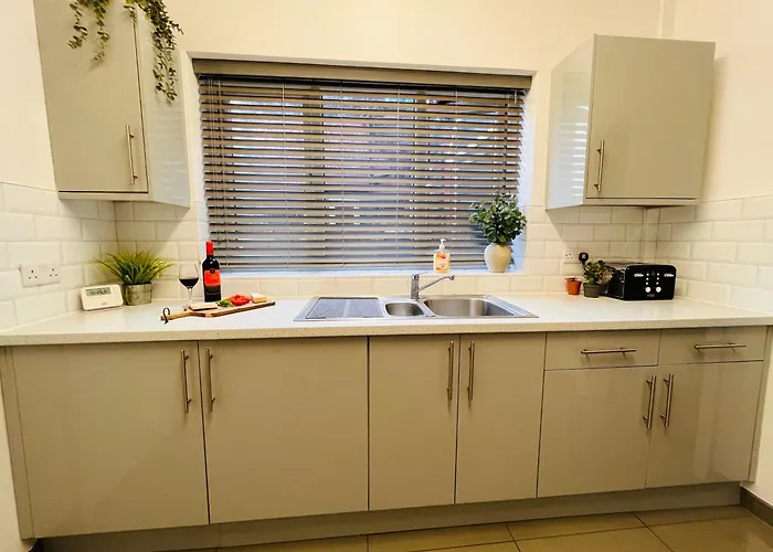 Stylish 5br 5ba In Salford Street Parking *