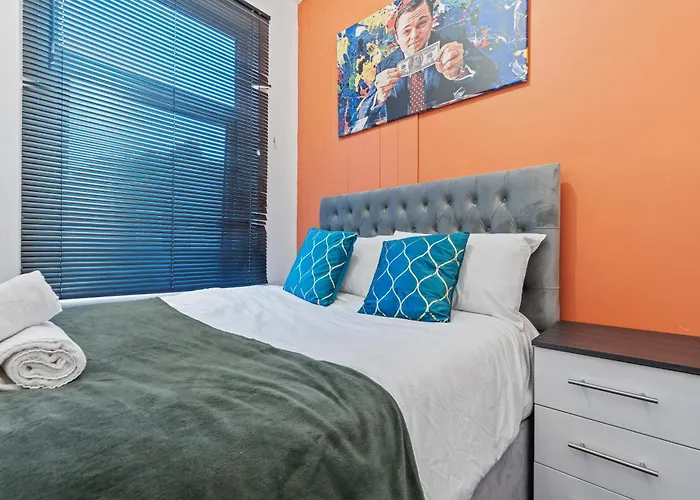 4 Bedroom House In Eccles, Trafford, - Sleeps 10 - 3 Double Beds - 4 Single Beds - Free Parking, Garden & Fast Fibre Wi-fi - Close To Trafford Centre, Mediacityuk, Salford Quays, And Both Old Trafford Stadiums *