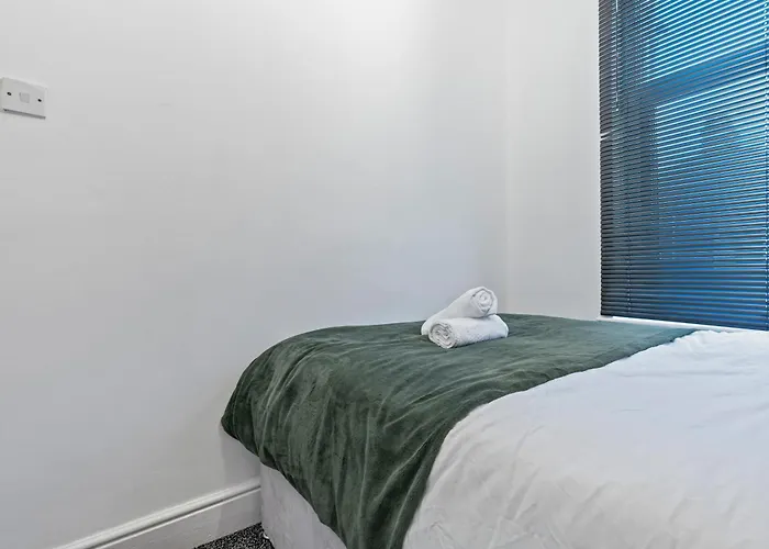 Dom wakacyjny 4 Bedroom House In Eccles, Trafford, - Sleeps 10 - 3 Double Beds - 4 Single Beds - Free Parking, Garden & Fast Fibre Wi-fi - Close To Trafford Centre, Mediacityuk, Salford Quays, And Both Old Trafford Stadiums