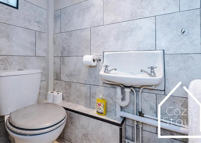 Spacious 3 Bed With Pac-man, Darts And 2 Parking Spaces 펜션 *