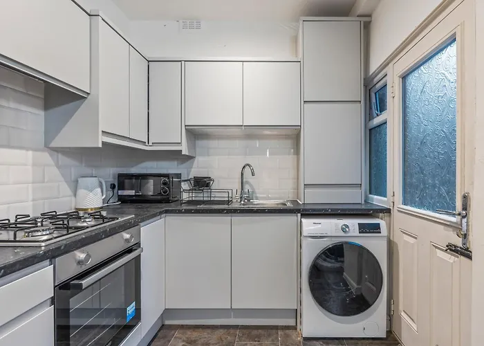 4 Bedroom House In Eccles, Trafford, - Sleeps 10 - 3 Double Beds - 4 Single Beds - Free Parking, Garden & Fast Fibre Wi-fi - Close To Trafford Centre, Mediacityuk, Salford Quays, And Both Old Trafford Stadiums Dom wakacyjny Manchester