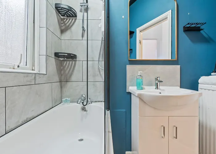 4 Bedroom House In Eccles, Trafford, - Sleeps 10 - 3 Double Beds - 4 Single Beds - Free Parking, Garden & Fast Fibre Wi-fi - Close To Trafford Centre, Mediacityuk, Salford Quays, And Both Old Trafford Stadiums