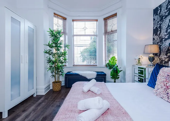 Spacious 4br With 3 Baths, * Manchester