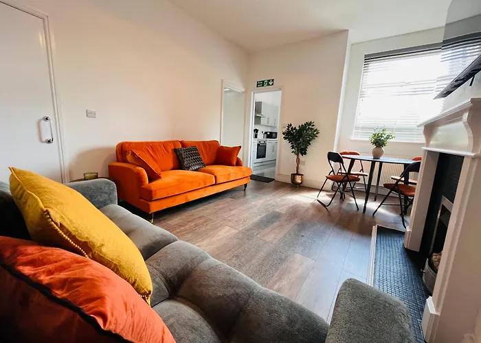 Stylish 5br 5ba In Salford Street Parking *