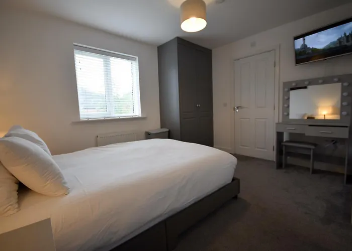 Modern 3br With Garden And Parking Mcr Feriehus