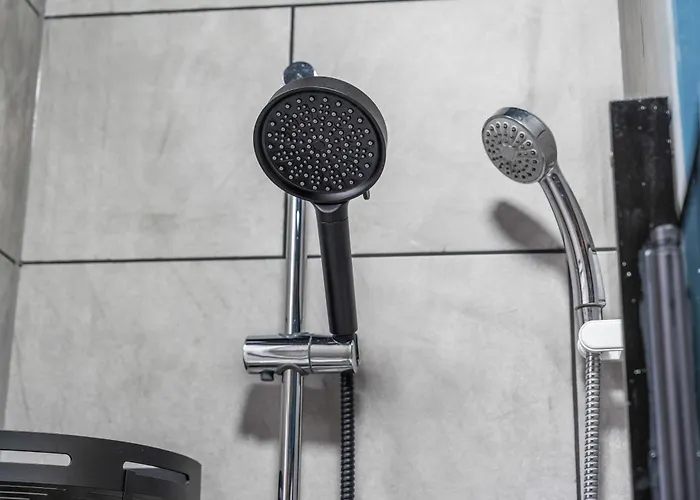 Dom wakacyjny 4 Bedroom House In Eccles, Trafford, - Sleeps 10 - 3 Double Beds - 4 Single Beds - Free Parking, Garden & Fast Fibre Wi-fi - Close To Trafford Centre, Mediacityuk, Salford Quays, And Both Old Trafford Stadiums Manchester