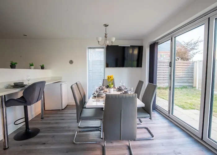 Luxury Deluxe - 4 Bedrooms - 6 Beds - 10 Guests - Private Parking - Contractors Welcome - Trafford Stretford * Манчестер