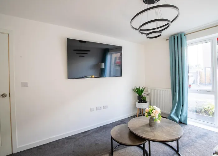 Luxury Deluxe - 4 Bedrooms - 6 Beds - 10 Guests - Private Parking - Contractors Welcome - Trafford Stretford Апартаменты