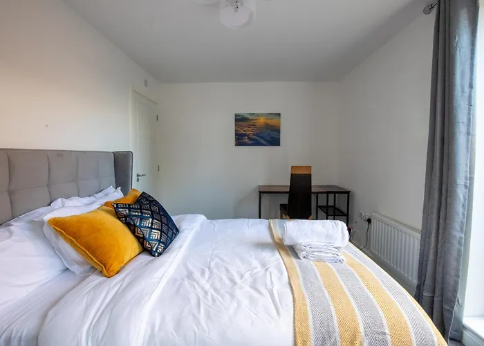 Апартаменты Luxury Deluxe - 4 Bedrooms - 6 Beds - 10 Guests - Private Parking - Contractors Welcome - Trafford Stretford Манчестер