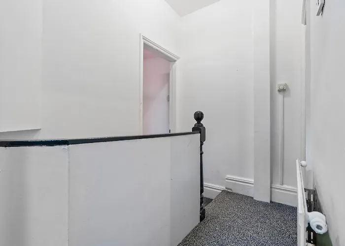 Dom wakacyjny 4 Bedroom House In Eccles, Trafford, - Sleeps 10 - 3 Double Beds - 4 Single Beds - Free Parking, Garden & Fast Fibre Wi-fi - Close To Trafford Centre, Mediacityuk, Salford Quays, And Both Old Trafford Stadiums Manchester