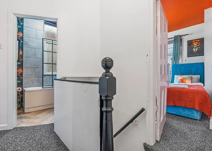 Dom wakacyjny 4 Bedroom House In Eccles, Trafford, - Sleeps 10 - 3 Double Beds - 4 Single Beds - Free Parking, Garden & Fast Fibre Wi-fi - Close To Trafford Centre, Mediacityuk, Salford Quays, And Both Old Trafford Stadiums Manchester