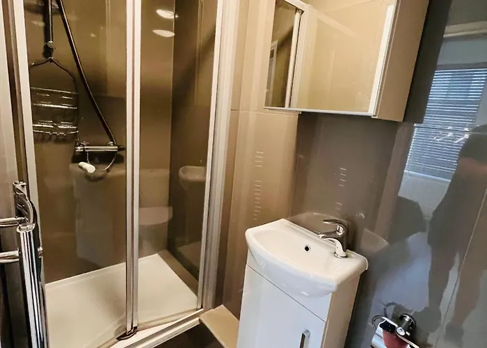 Stylish 5br 5ba In Salford Street Parking Дом отдыха