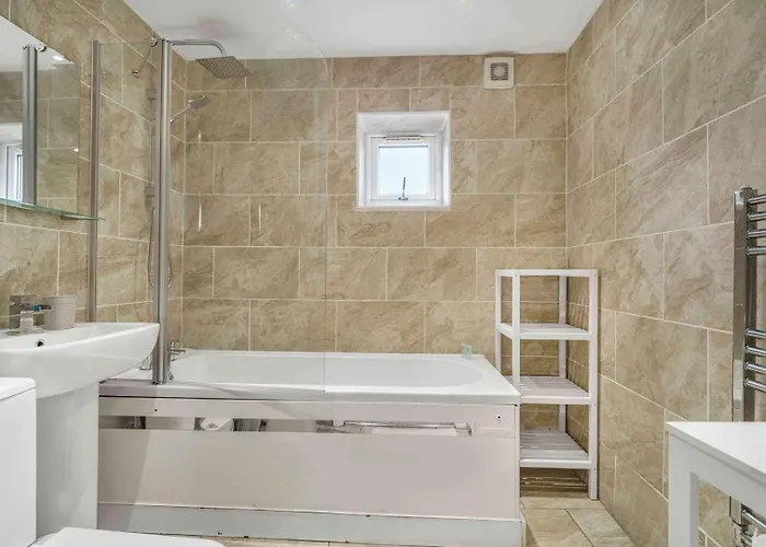 Gasthof Guestready - Charming Retreat In Trafford 4*