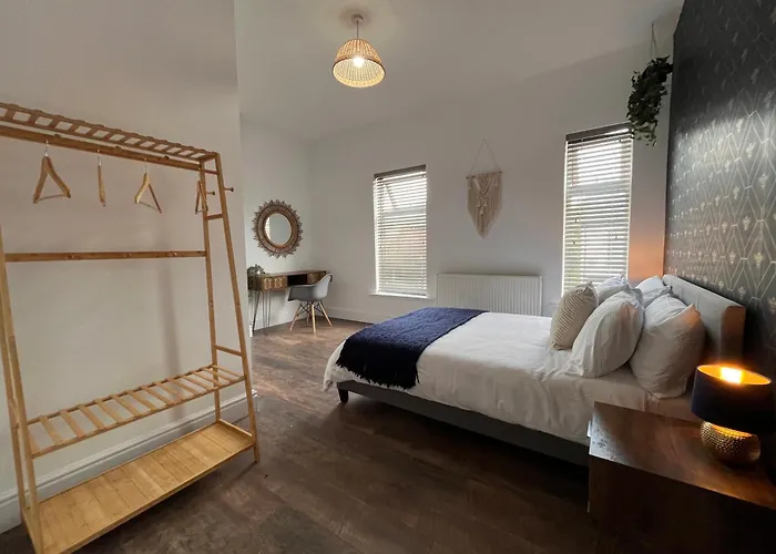 Дом отдыха Stylish 5br 5ba In Salford Street Parking