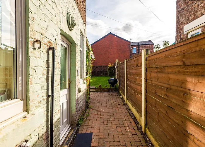 Spacious 4br With 3 Baths, * Manchester