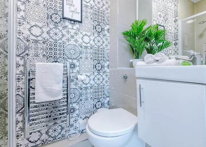 Dom wakacyjny Spacious 4br With 3 Baths, Manchester