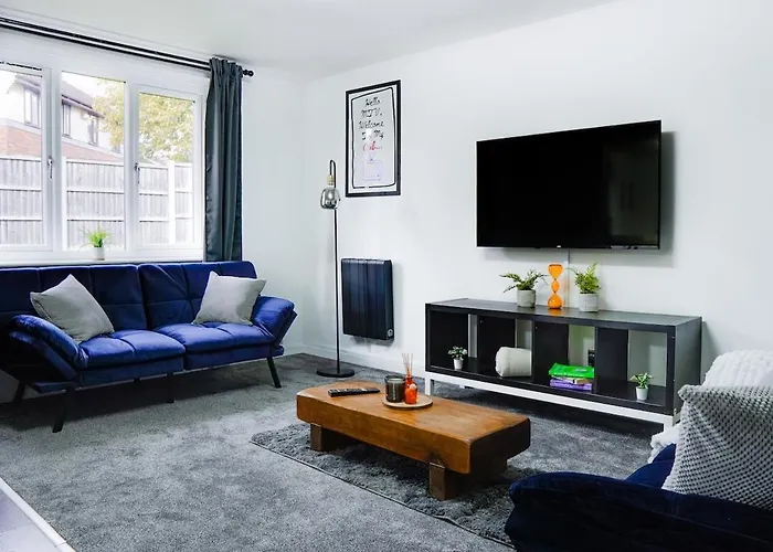 Sleek 2Br Near Centre - Sleeps 6 - Parking