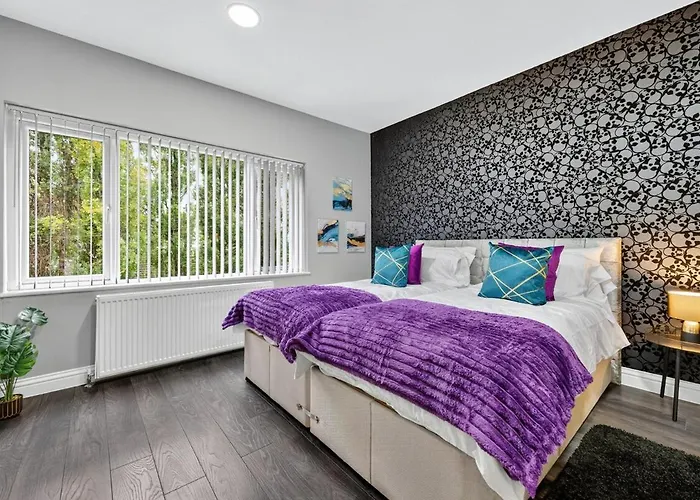 Four Bedroom House By Brookland Serviced Short Lets Salford With Free Wifi דירה מנצ'סטר