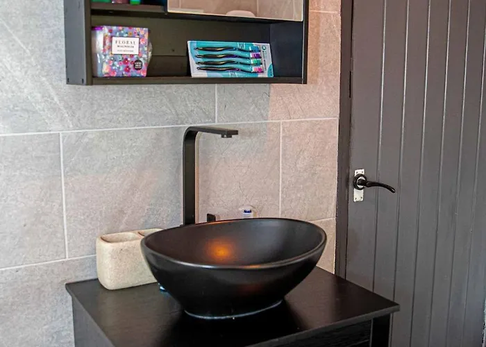 2br In Near Etihad Stadium With Parking