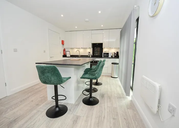 Modern 3br & 2ba With Free Parking, M4