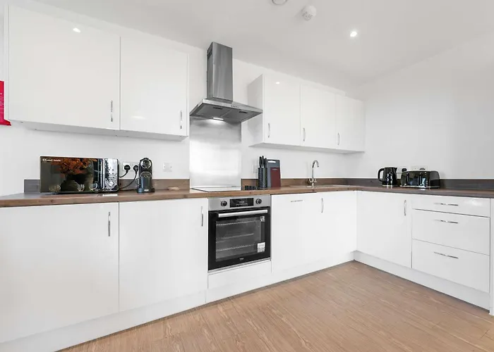 2 Bed Flat With Stunning Views By Superhost