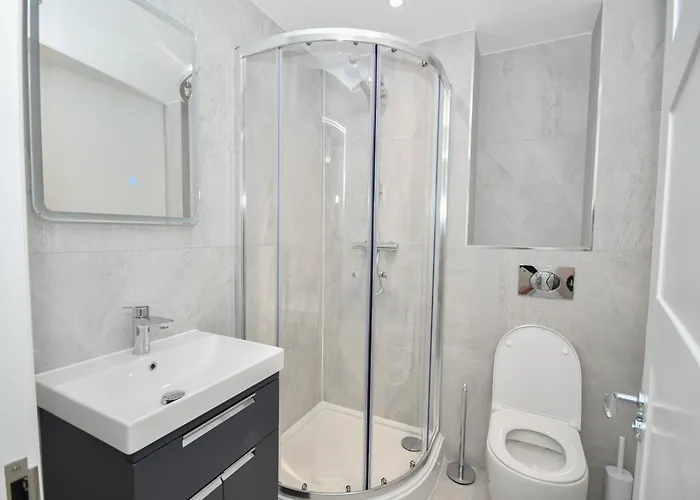 Appartement Modern 3br & 2ba With Free Parking, M4 *