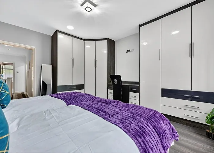 Four Bedroom House By Brookland Serviced Short Lets Salford With Free Wifi דירה *