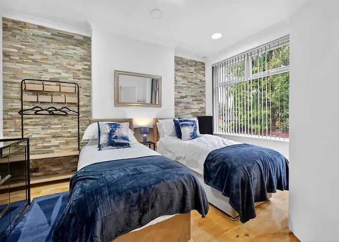 דירה Four Bedroom House By Brookland Serviced Short Lets Salford With Free Wifi