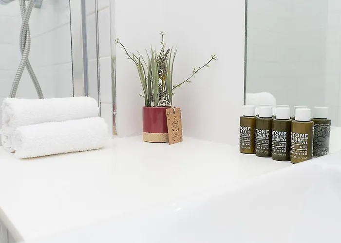 Stunning 2-bed Retreat - Ao Arena & Victoria Stn